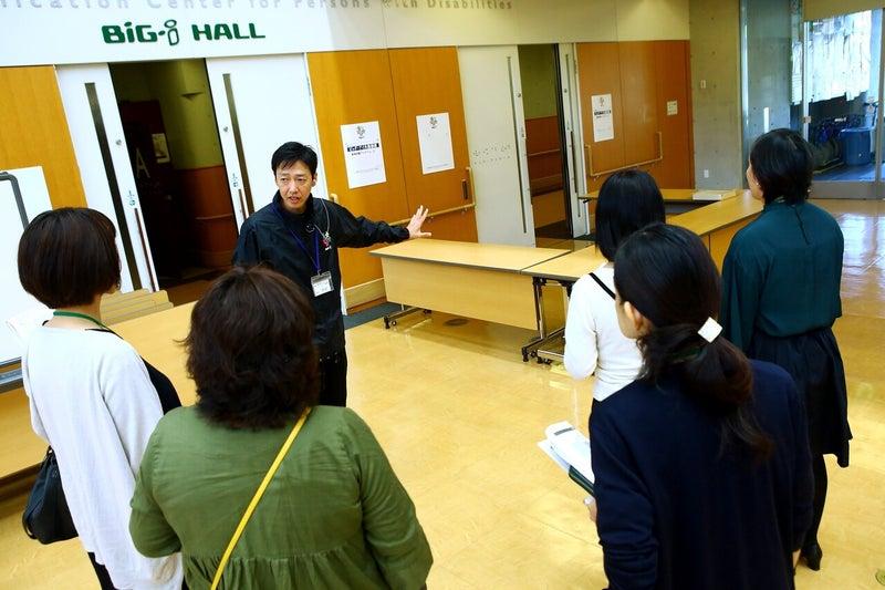 集まった聴者に説明をする取材対象者のなんぶ氏