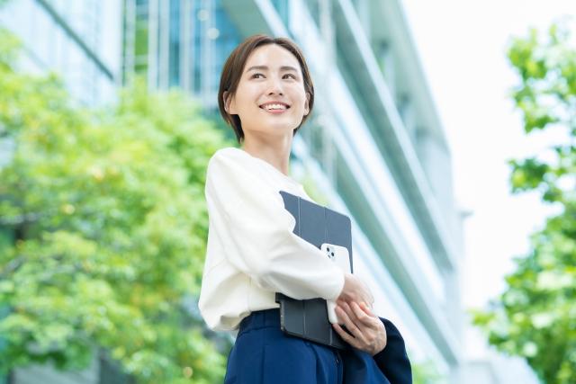 人材紹介イメージ。空を見上げる女性