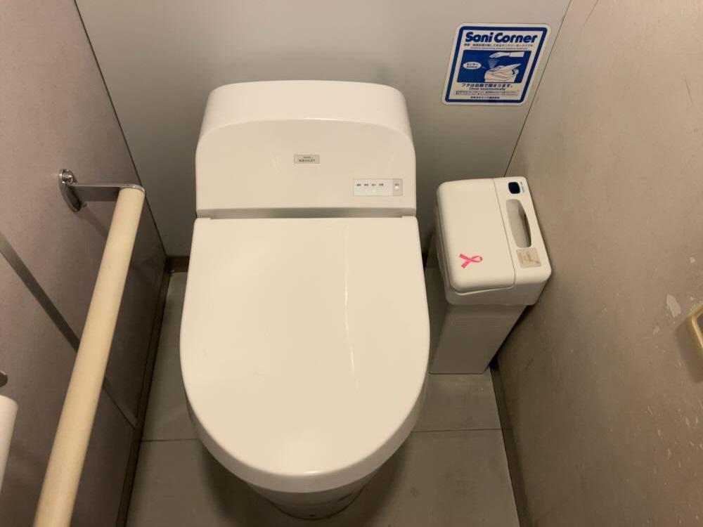 トイレ個室内写真 便座右側にサニタリーボックス